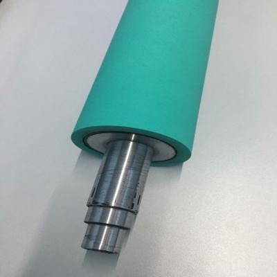 Rolo industrial revestido em EPDM verde com eixo usinado